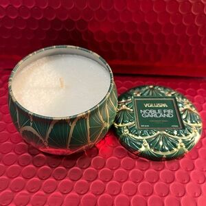 Voluspa Noble Fir Garland Candle - Green 4 Oz